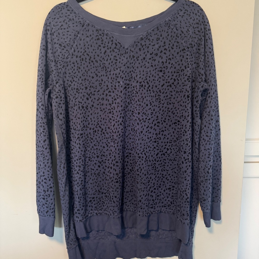 Jane and Delancey‎ Women's M Blue Leopard Print Long Sleeve V-Neck Pullover